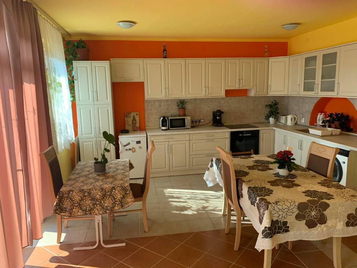 Kriszta Apartmanhaz Apartment Balatonlelle Ngoại thất bức ảnh