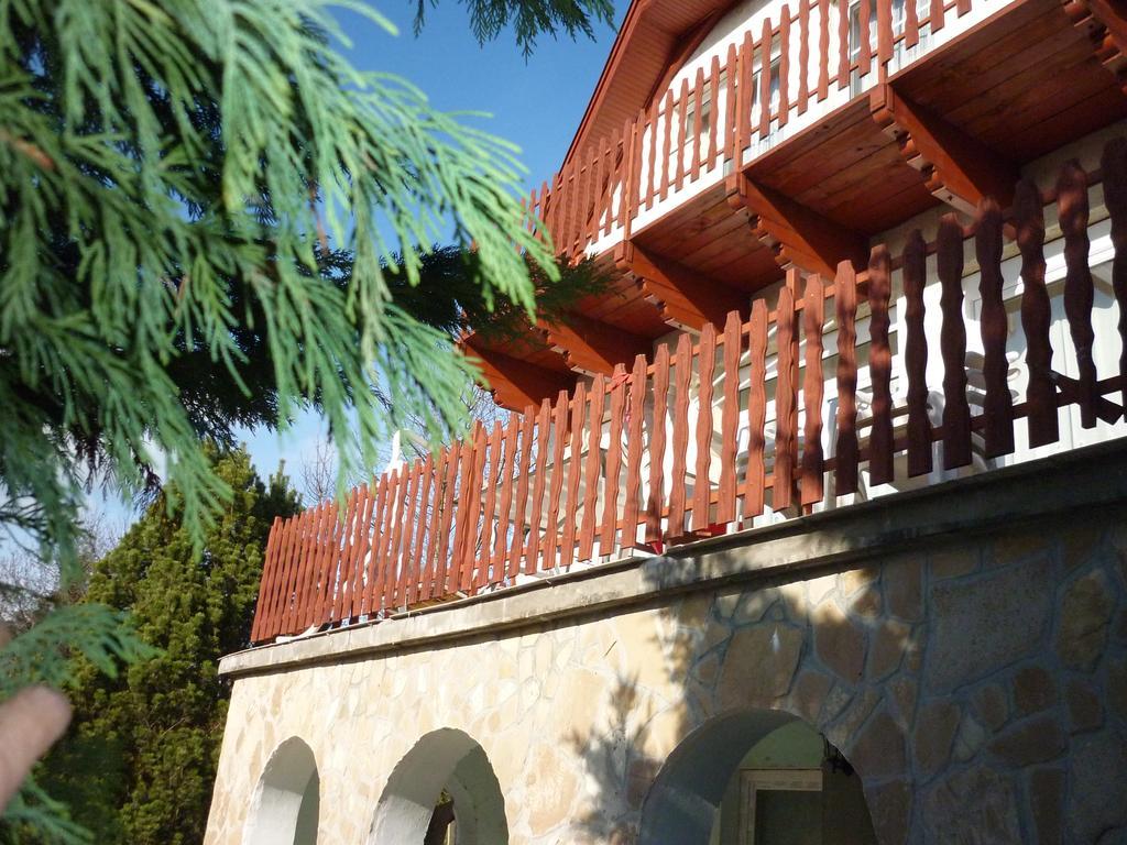 Kriszta Apartmanhaz Apartment Balatonlelle Ngoại thất bức ảnh